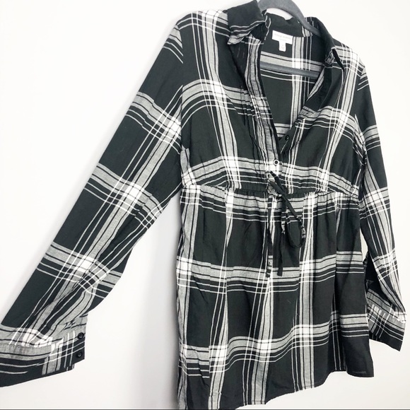 Liz Lange Black & White Maternity Top - Picture 2 of 6